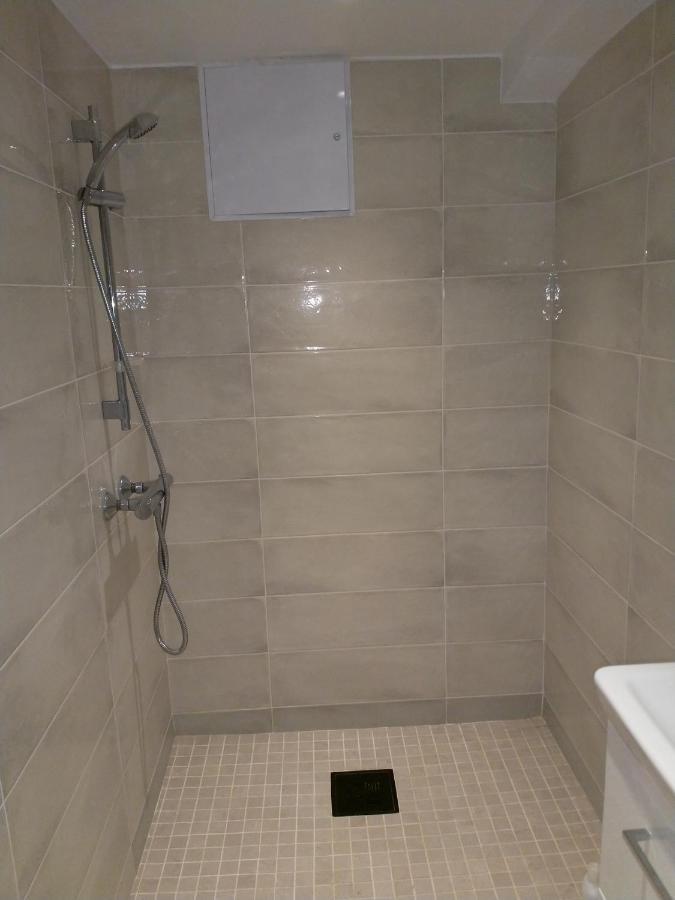Renovated Semi- Basement 2 Bedrooms Furnished Apartment - Close To Everything In Moss Extérieur photo