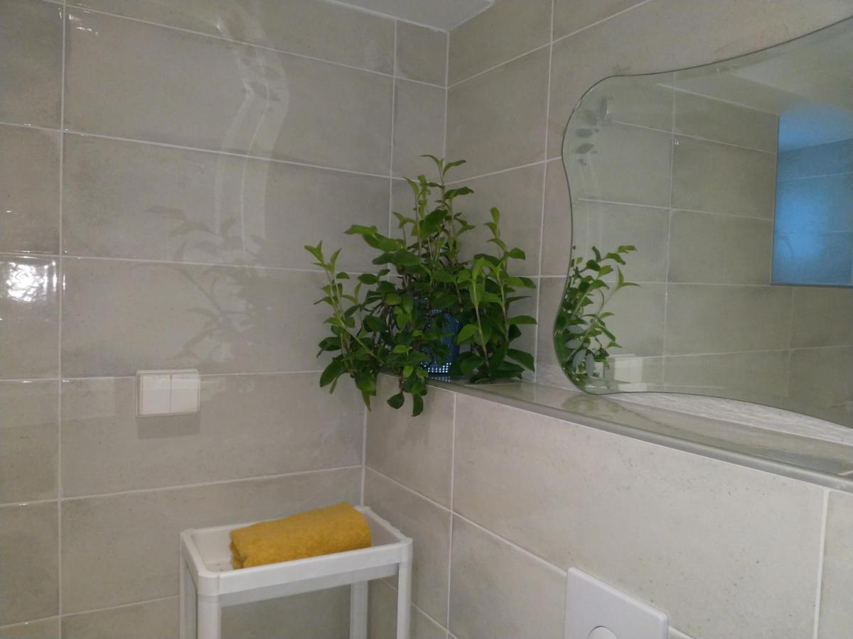 Renovated Semi- Basement 2 Bedrooms Furnished Apartment - Close To Everything In Moss Extérieur photo