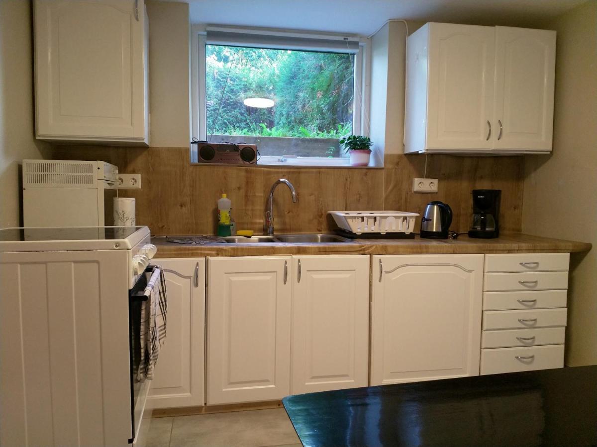Renovated Semi- Basement 2 Bedrooms Furnished Apartment - Close To Everything In Moss Extérieur photo