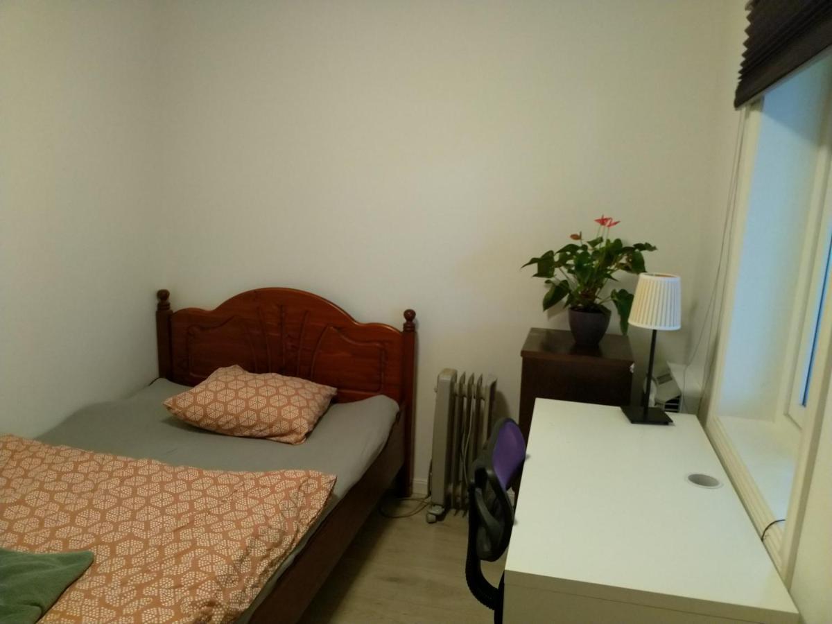 Renovated Semi- Basement 2 Bedrooms Furnished Apartment - Close To Everything In Moss Extérieur photo