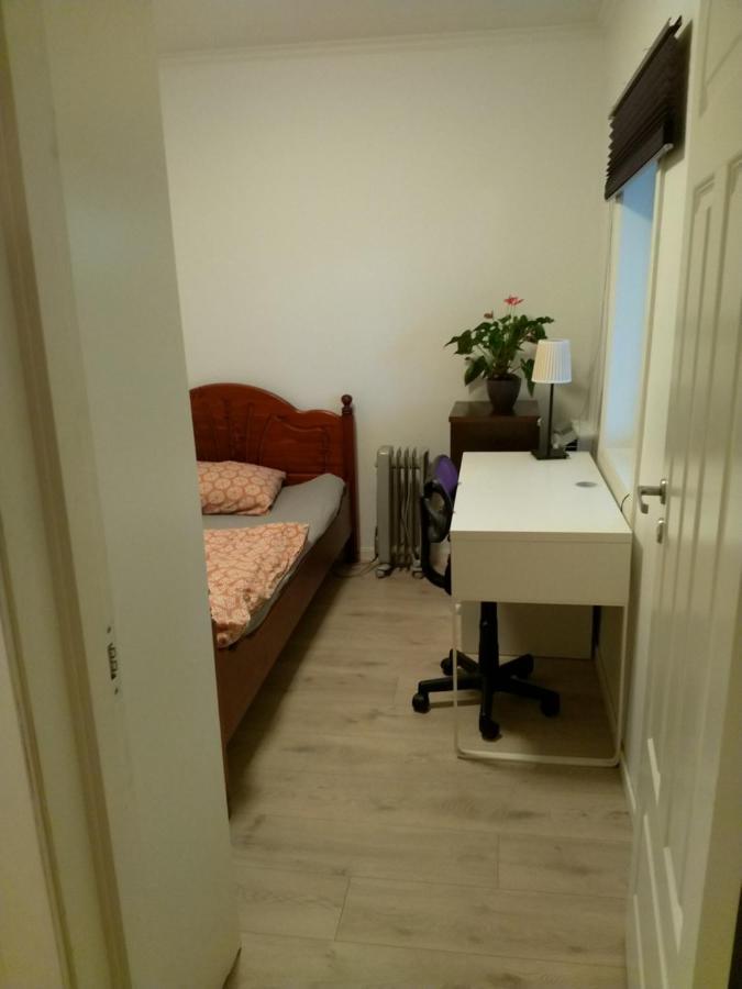 Renovated Semi- Basement 2 Bedrooms Furnished Apartment - Close To Everything In Moss Extérieur photo