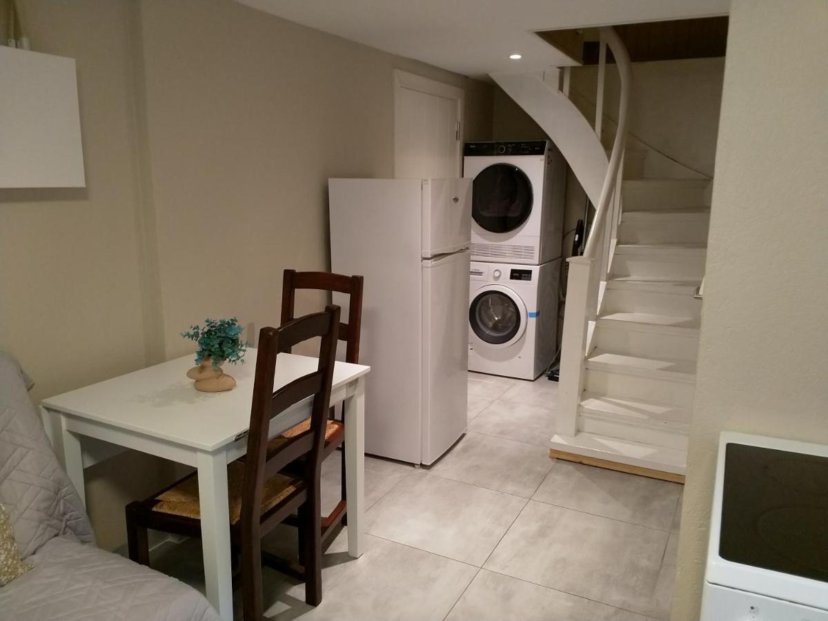 Renovated Semi- Basement 2 Bedrooms Furnished Apartment - Close To Everything In Moss Extérieur photo
