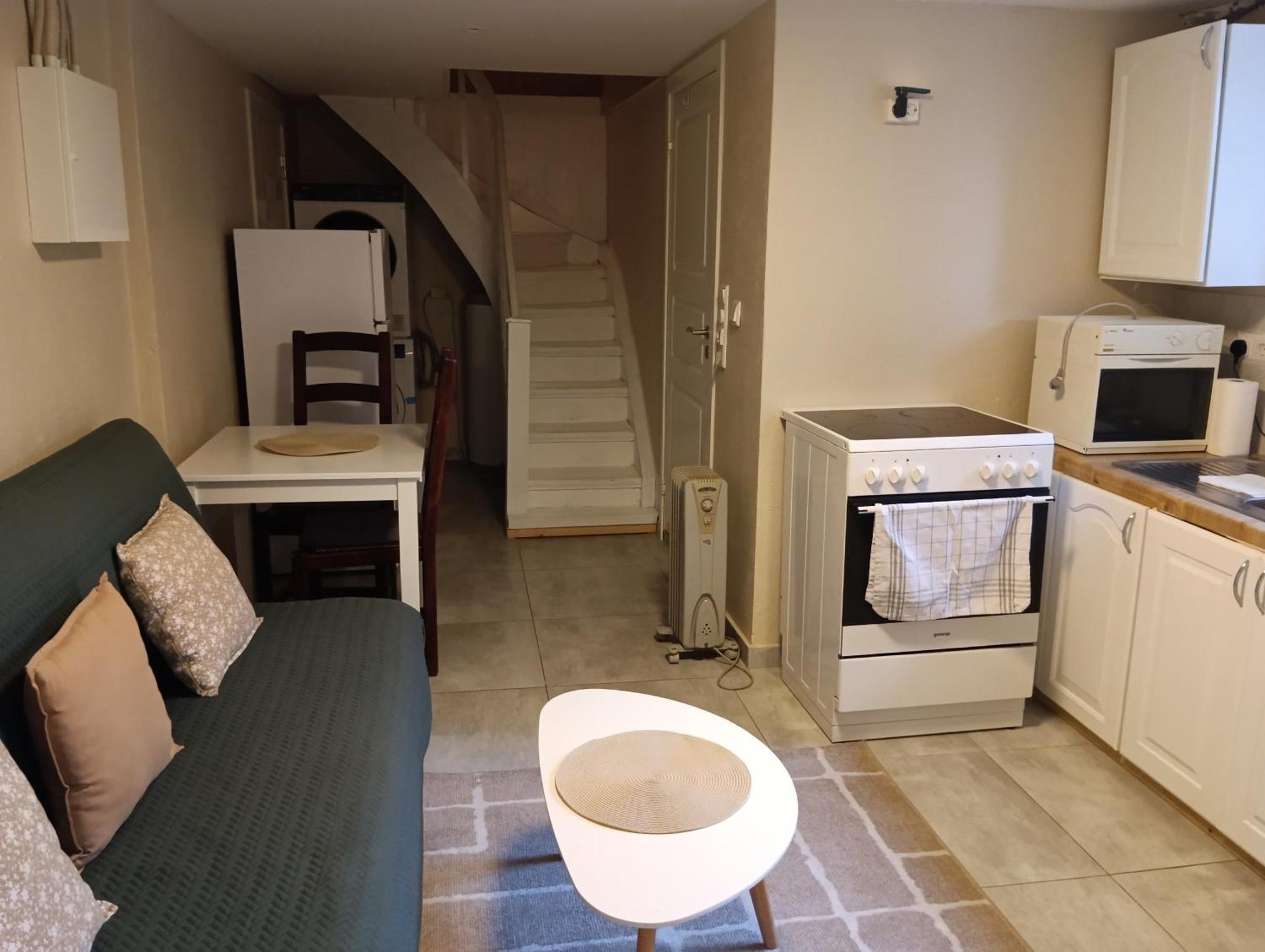 Renovated Semi- Basement 2 Bedrooms Furnished Apartment - Close To Everything In Moss Extérieur photo