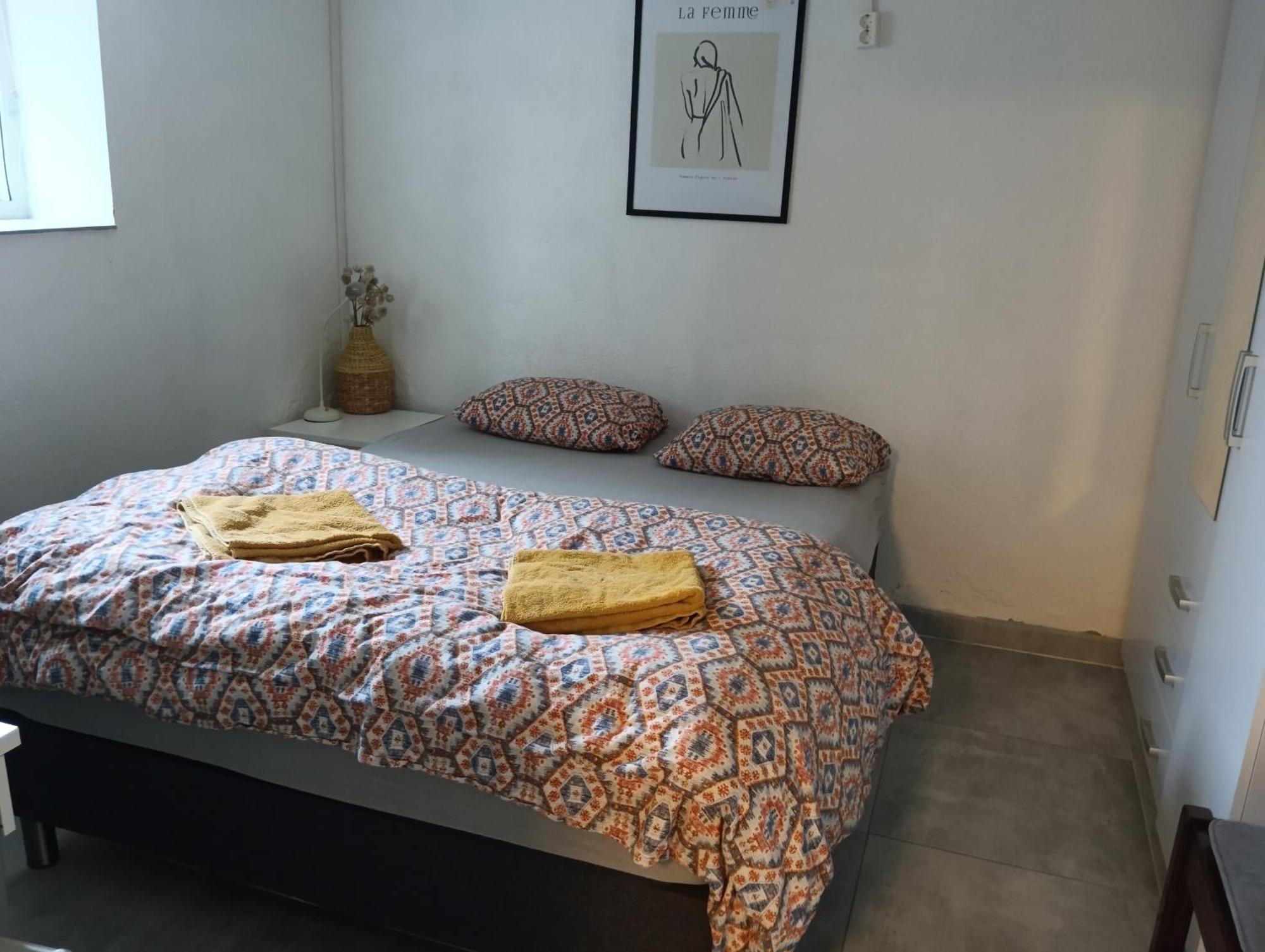 Renovated Semi- Basement 2 Bedrooms Furnished Apartment - Close To Everything In Moss Extérieur photo