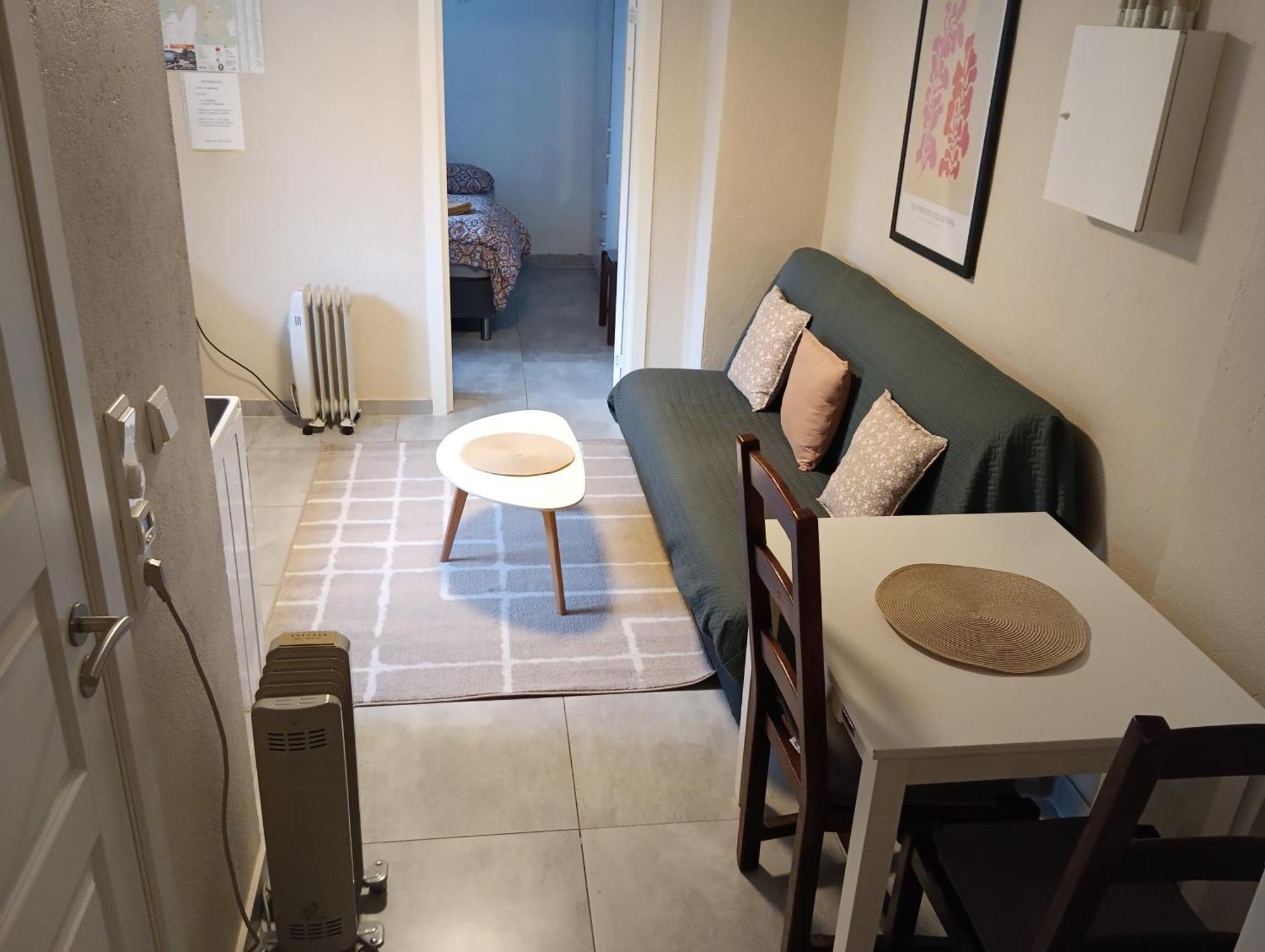 Renovated Semi- Basement 2 Bedrooms Furnished Apartment - Close To Everything In Moss Extérieur photo